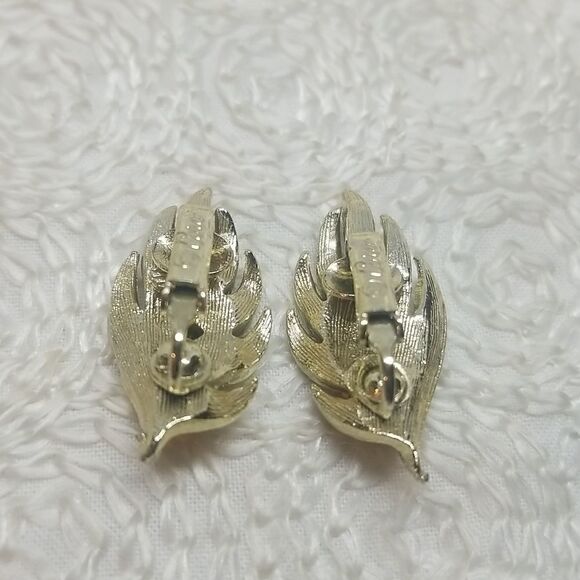 Coro Clip Earrings Rhinestone Center Gold Tone Leaf Clip Earrings Vintage - Picture 7 of 9